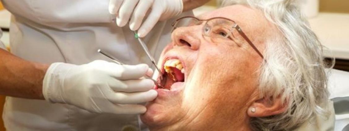 Gerade bei Senioren ist die Mundhygiene sehr wichtig. Die dentale Gesundheit hängt jedoch stark vom Willen des Patienten ab.