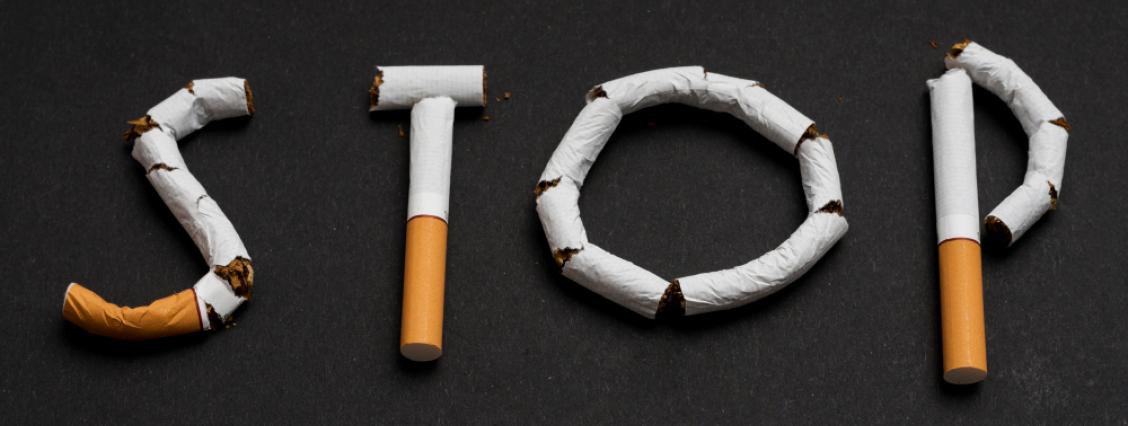 Das Wort Stopp aus Zigaretten gelegt 