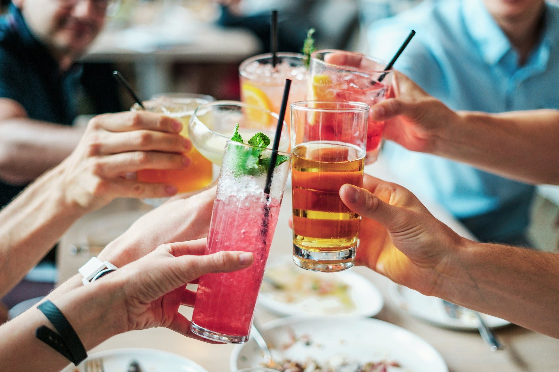 Anstoßen mit Drinks