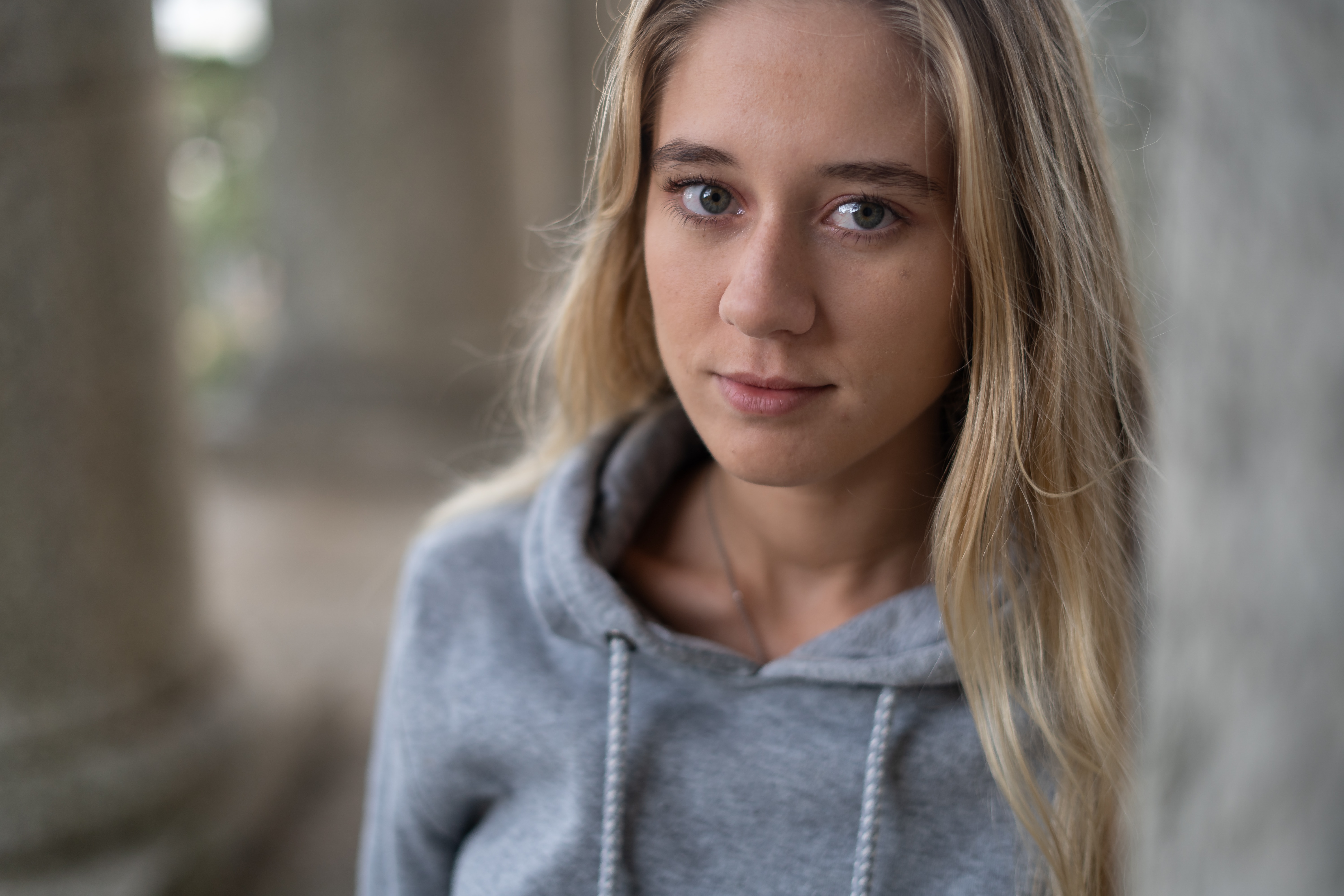 Junge Frau schaut in die Kamera