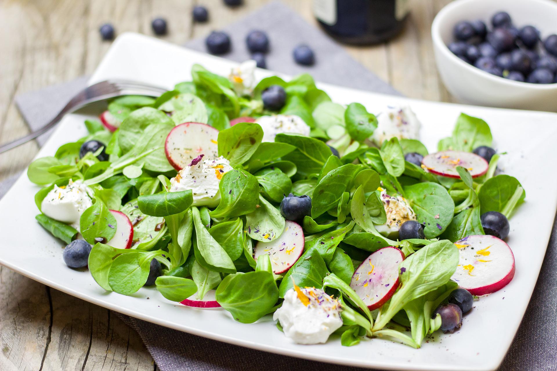 Blattsalat mit Radieschen und Blaubeeren