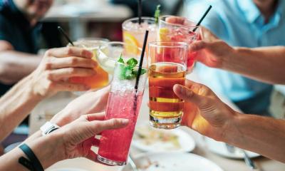 Anstoßen mit Drinks