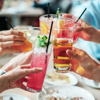 Anstoßen mit Drinks