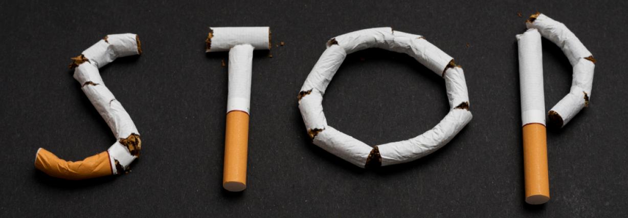 Das Wort Stopp aus Zigaretten gelegt 