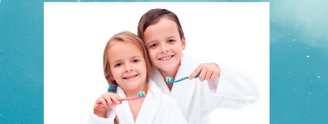 Zwei Kinder mit Zahnbürsten
