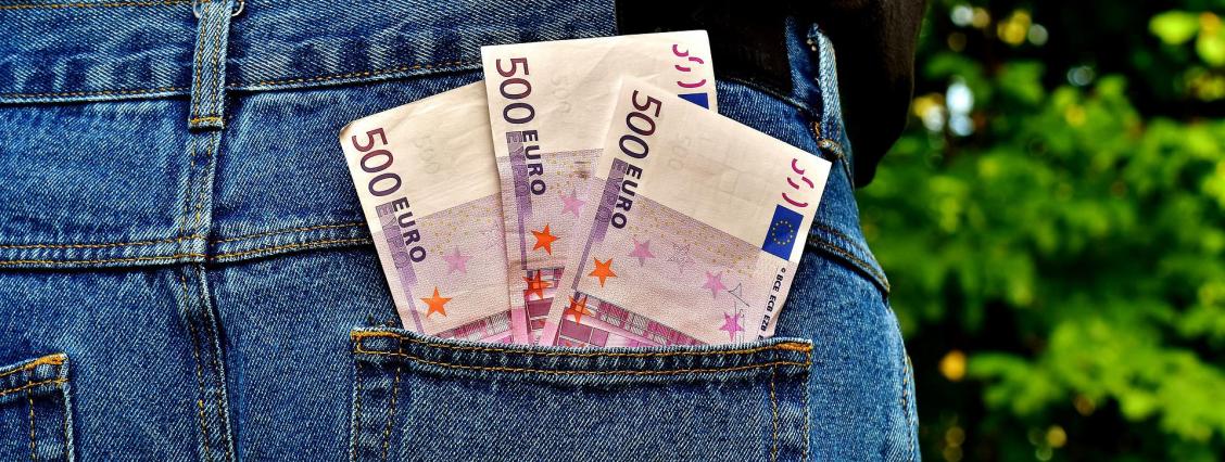 jeans 500 euro Scheine in der Tasche