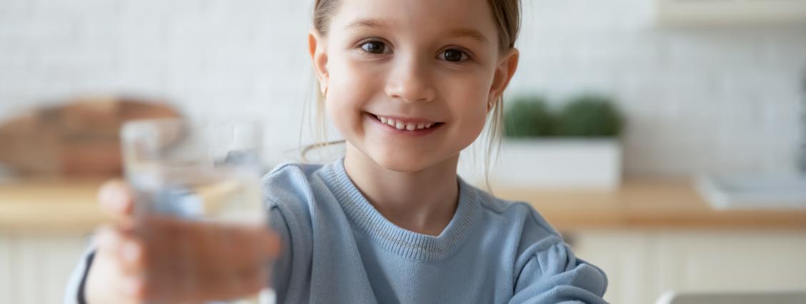 Kinder sollten Wasser trinken ‒ das ist gesund für sie und ihre Zähne 